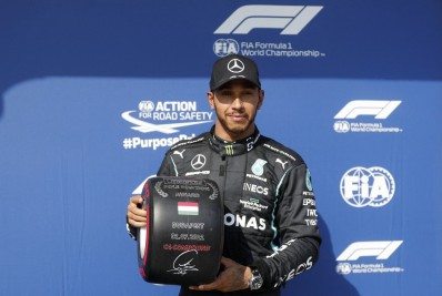 Hamilton faz pole e comanda dobradinha da Mercedes na Hungria; Verstappen em 3º