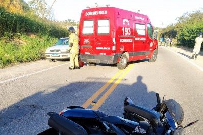 Acidente entre carro e moto em Saquarema deixa homem gravemente ferido