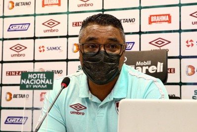 Roger Machado comemora classificação do Fluminense e destaca protesto da torcida: 'Legítima'
