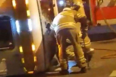 Caminhão da Comlurb tomba no Anil, na Zona Oeste, e deixa dois homens feridos