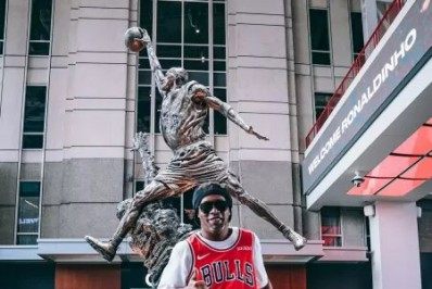 Em visita ao Chicago Bulls, Ronaldinho Gaúcho ganha camisa personalizada