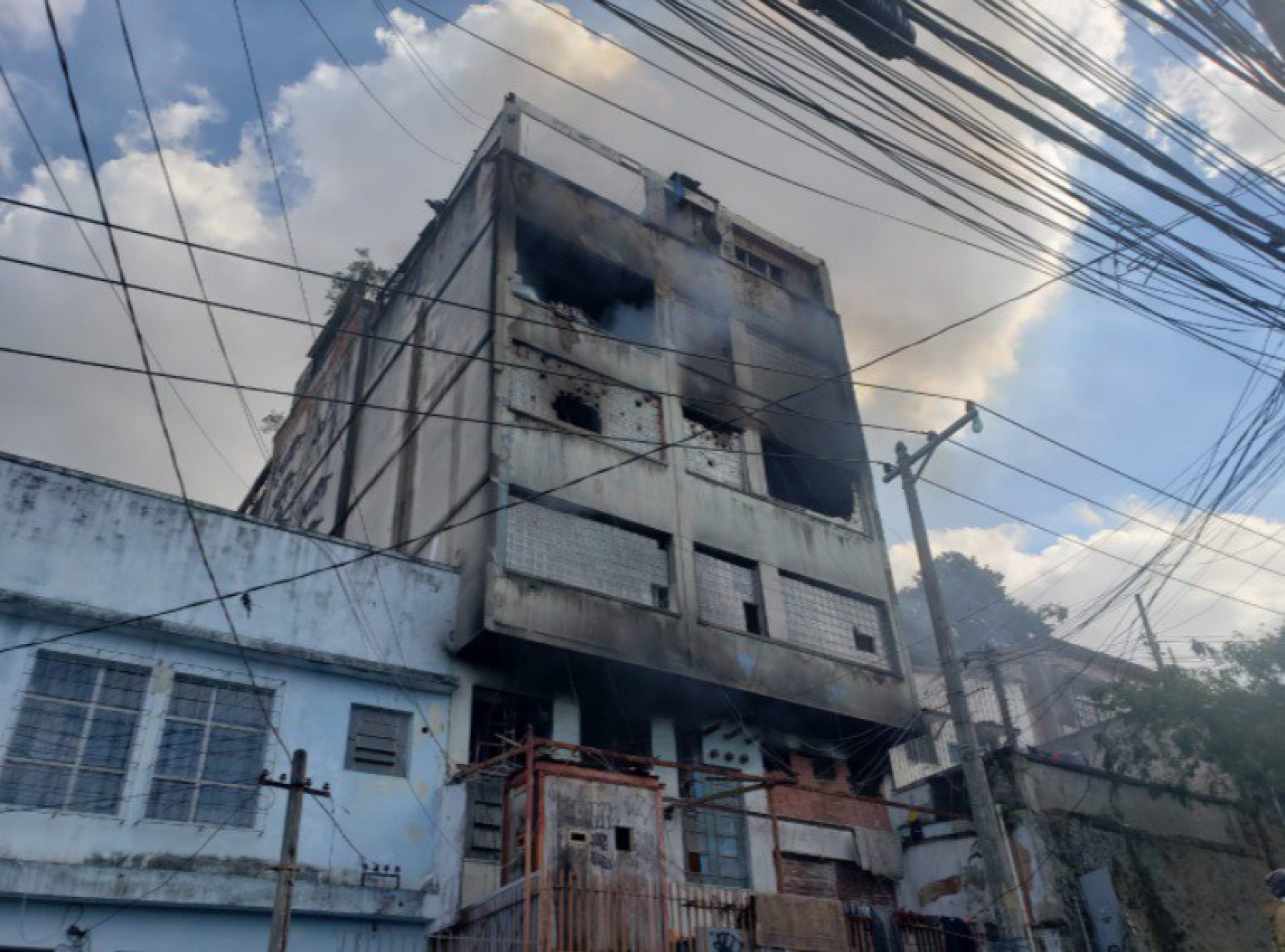 Pr&eacute;dio que pegou fogo no Engenho Novo era ocupado de forma irregular; 51 fam&iacute;lias est&atilde;o desalojadas