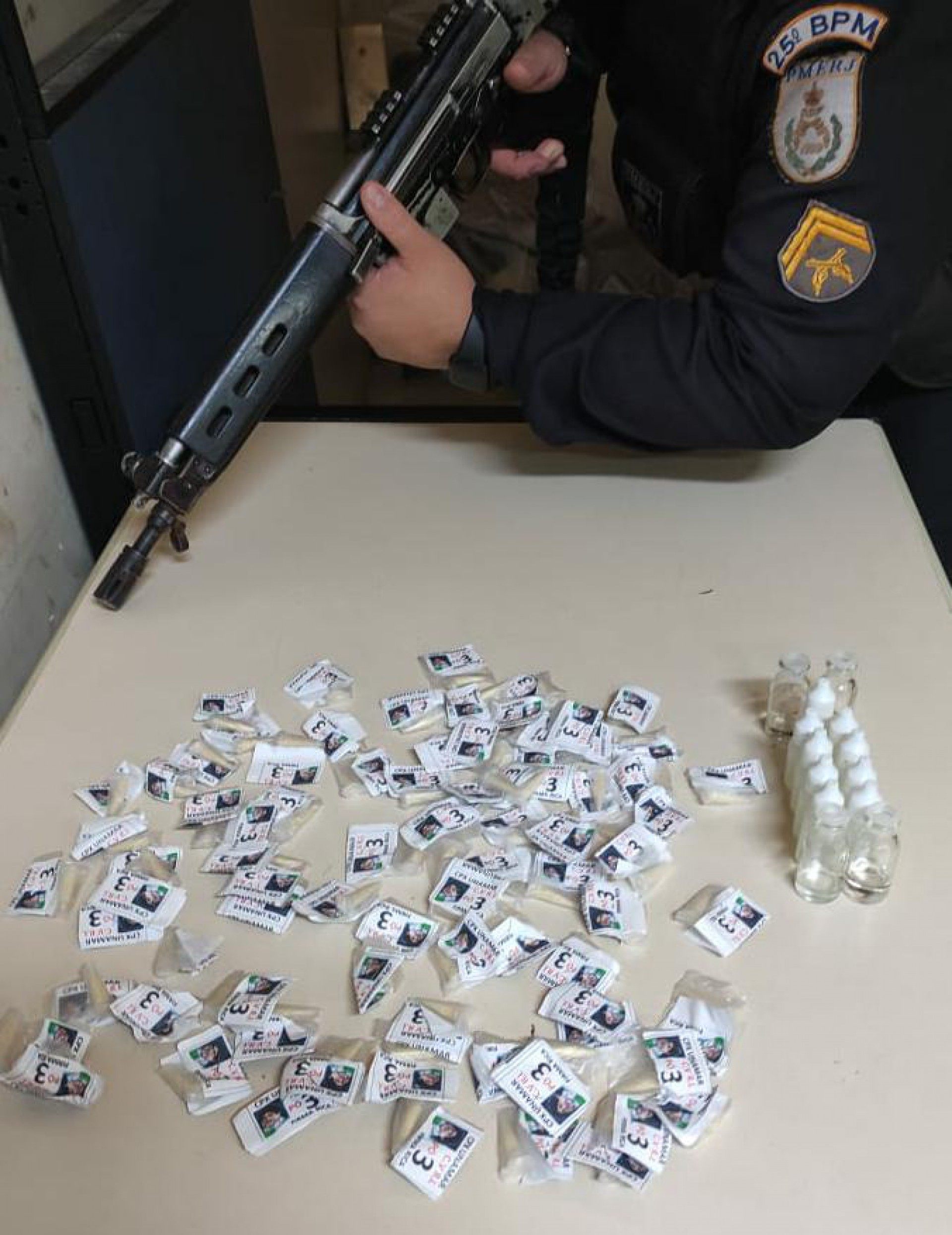 Mulher &eacute; presa por tr&aacute;fico de drogas em Unamar, distrito de Cabo Frio