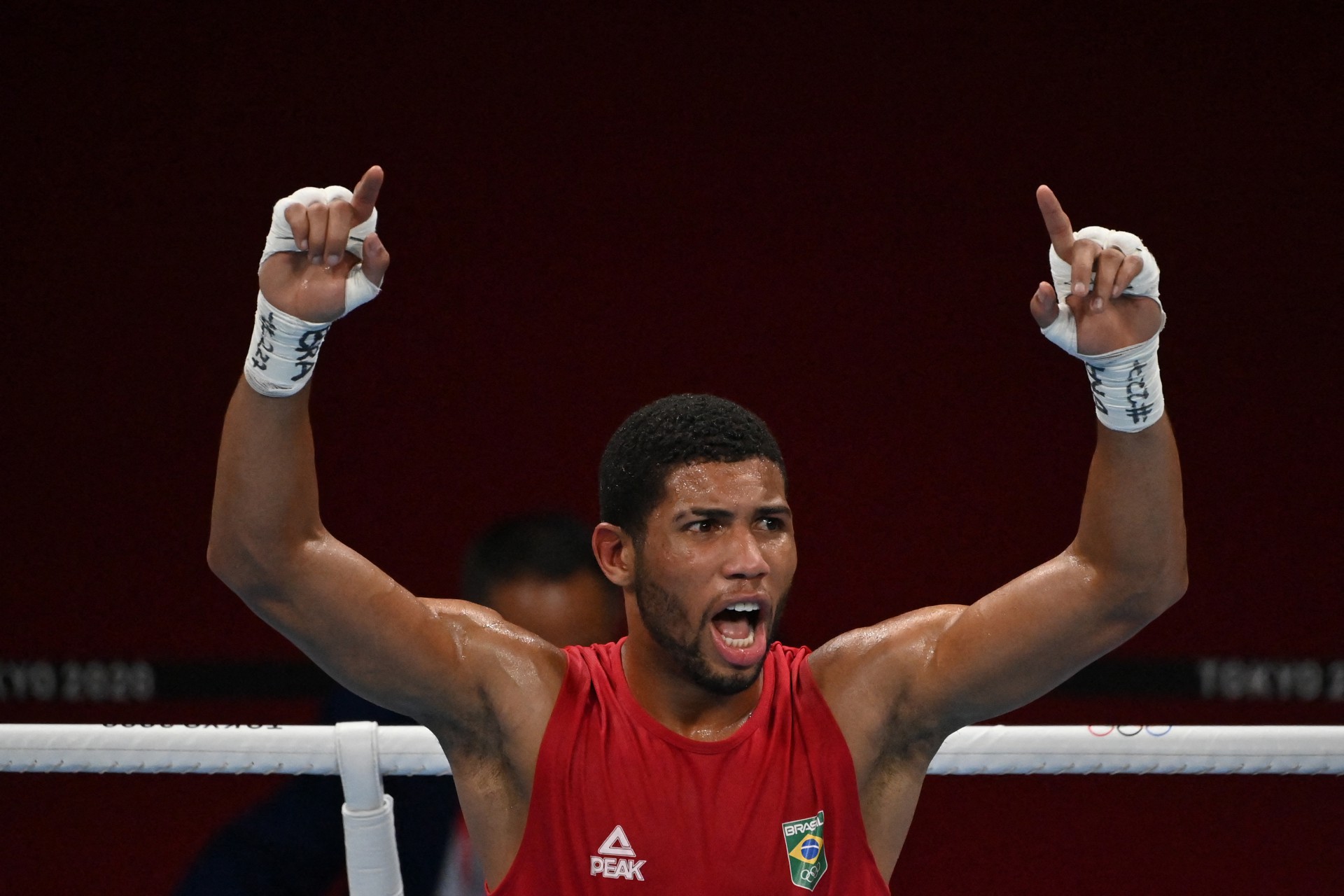 Hebert Concei&ccedil;&atilde;o supera campe&atilde;o mundial e vai &agrave; final do boxe