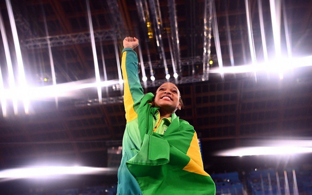 Brazil's Rebeca Andrade celebrates winning gold in the vault event of the artistic gymnastics women's vault final during the Tokyo 2020 Olympic Games at the Ariake Gymnastics Centre in Tokyo on August 1, 2021. (Photo by Loic VENANCE / AFP)