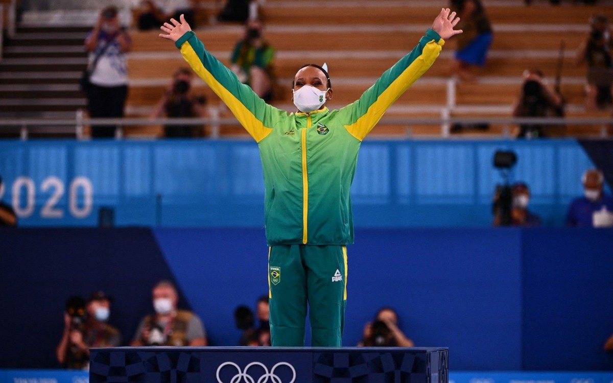 Brazil's Rebeca Andrade celebrates winning gold during the podium ceremony of the vault event of the artistic gymnastics women's vault final during the Tokyo 2020 Olympic Games at the Ariake Gymnastics Centre in Tokyo on August 1, 2021. (Photo by Loic VENANCE / AFP)