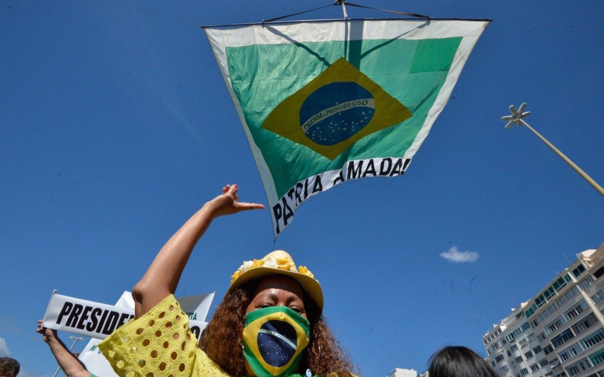 Apoiadores de presidente Jair Bolsonaro se re&uacute;nem nas praias de Copacabana e Icara&iacute;