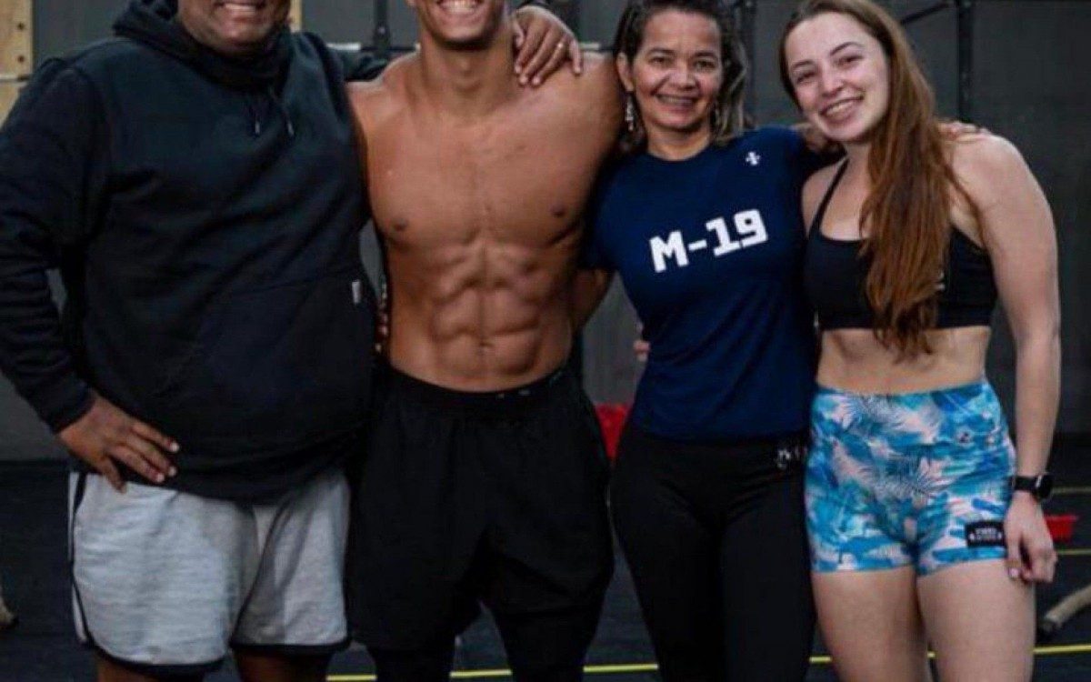 Para o atleta, carregar a bandeira do Brasil dentro do coliseu fez valer a pena a saudade da família e da namorada