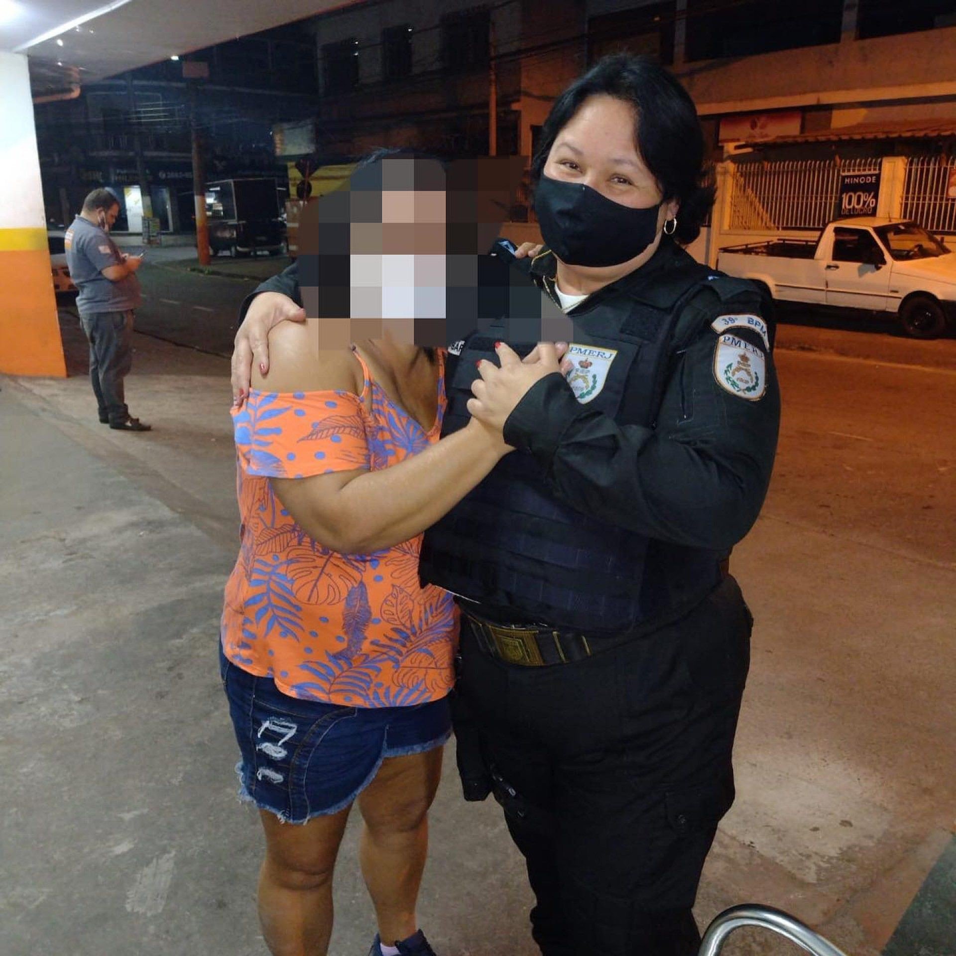 A mulher confortada pela policial militar que a impediu de se jogar do Viaduto da Bayer - Divulgação / 39º BPM