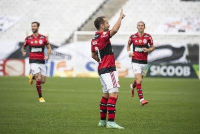 Flamengo passeia na Arena Neo Química e bate o Corinthians com facilidade