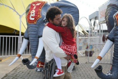 José Loreto leva a filha Bella ao Babilônia Circus, no Rio
