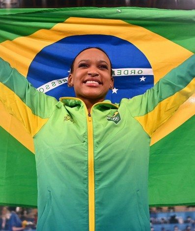 Rebeca Andrade conquistou o ouro no salto e a prata no geral individual - AFP