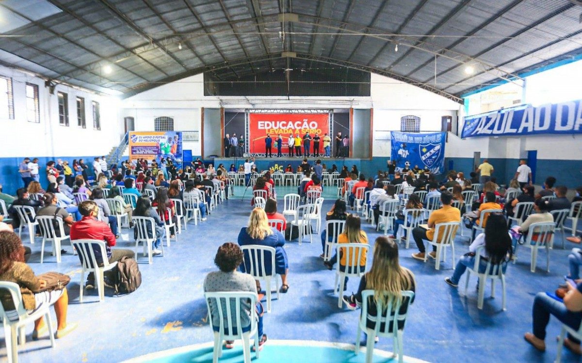  Ao todo, 213 profissionais assinaram contrato para trabalhar na Educa&ccedil;&atilde;o