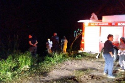 Carro vai parar dentro de um rio em Saquarema