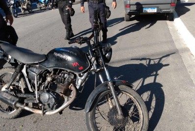 Moto com escapamento irregular e direção perigosa é apreendida em Saquarema