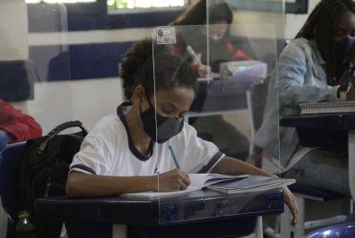 Após ensino remoto inconstante, responsáveis comemoram volta às aulas no Rio