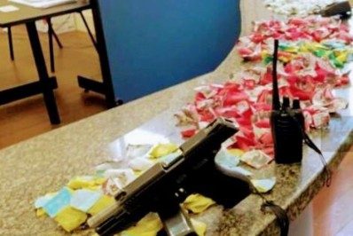 Homem é preso com drogas e uma pistola