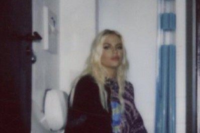 Internautas não perdoam foto de Luísa Sonza sentada em uma privada