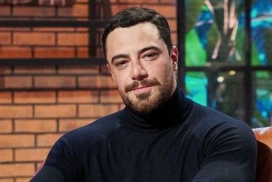 Felipe Titto é vacinado contra a covid-19 e justifica atraso: 'Medo de ter reação'