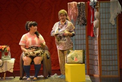 Espetáculo 'A Fofoqueira de Caxias' faz temporada no Teatro Vanucci até setembro