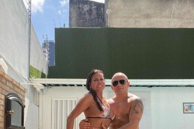 Gretchen faz temperatura subir em clique quente com o marido