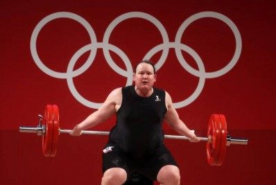 Primeira atleta transgênero em Jogos Olímpicos, Laurel Hubbard não sobe no pódio