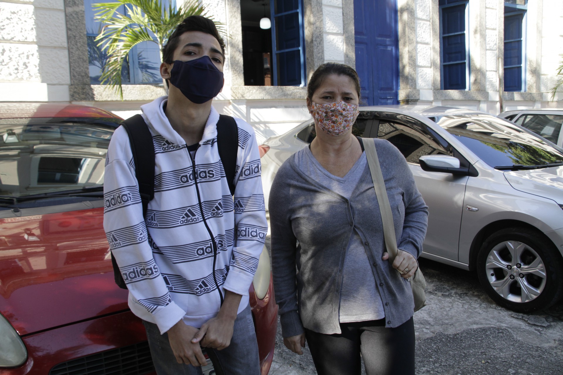 Volta as aulas presencias na rede municipal, na foto Andrea de S&aacute; (m&atilde;e) e Gabriel de S&aacute; (filho), na escola municipal Gon&ccedil;alves Dias, campo de S&atilde;o Cristov&atilde;o, nesta segunda (02) - Marcos Porto/Ag&ecirc;ncia O Dia