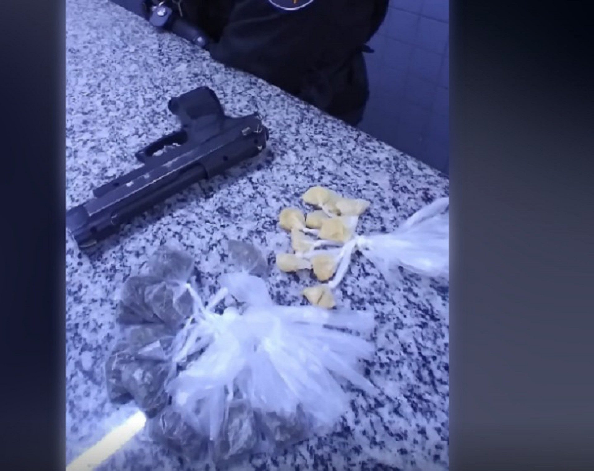 Homem &eacute; preso ap&oacute;s apontar arma para PM&acute;s durante baile funk em Campos