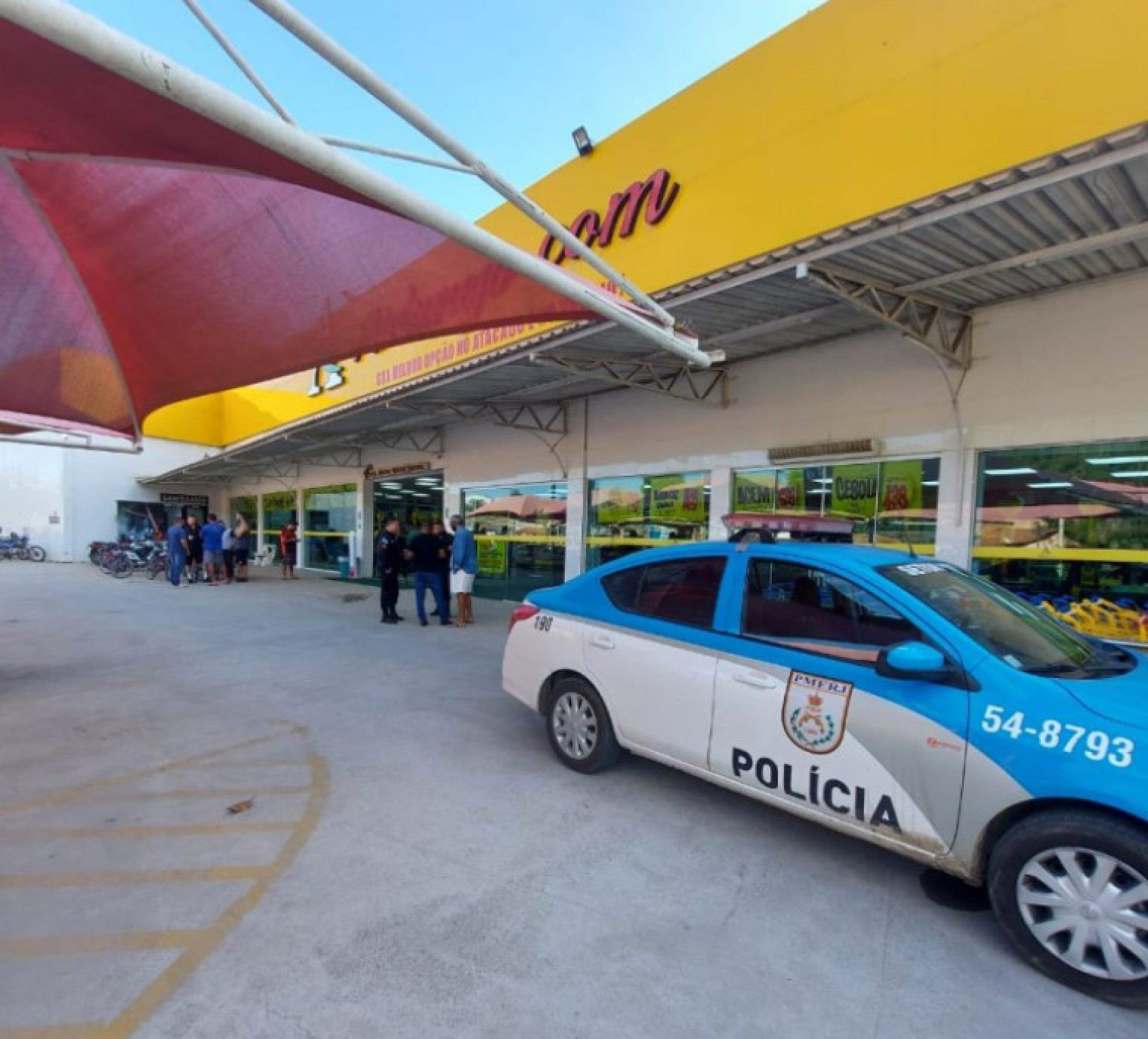 Assalto em Supermercado de Saquarema deixa tr&ecirc;s pessoas baleadas