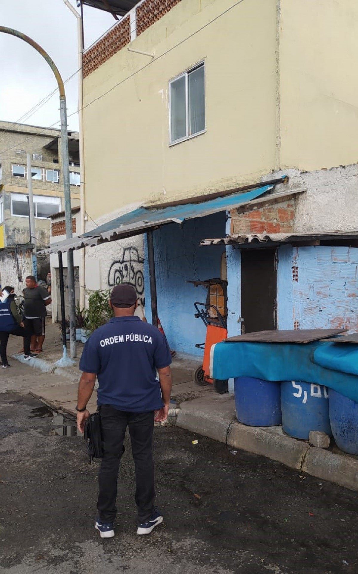 Foram retirados barracos, construções comerciais, coberturas e lava-jatos clandestinos