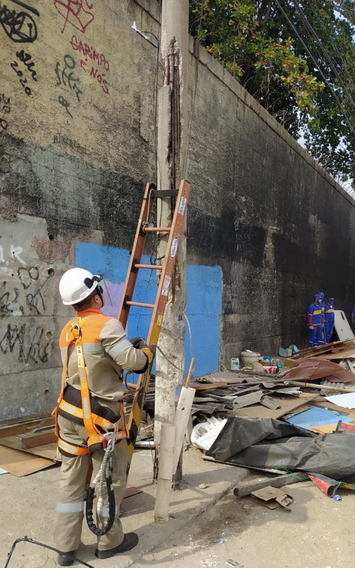 Foram desmobilizadas três ligações clandestinas de energia elétrica e duas de água