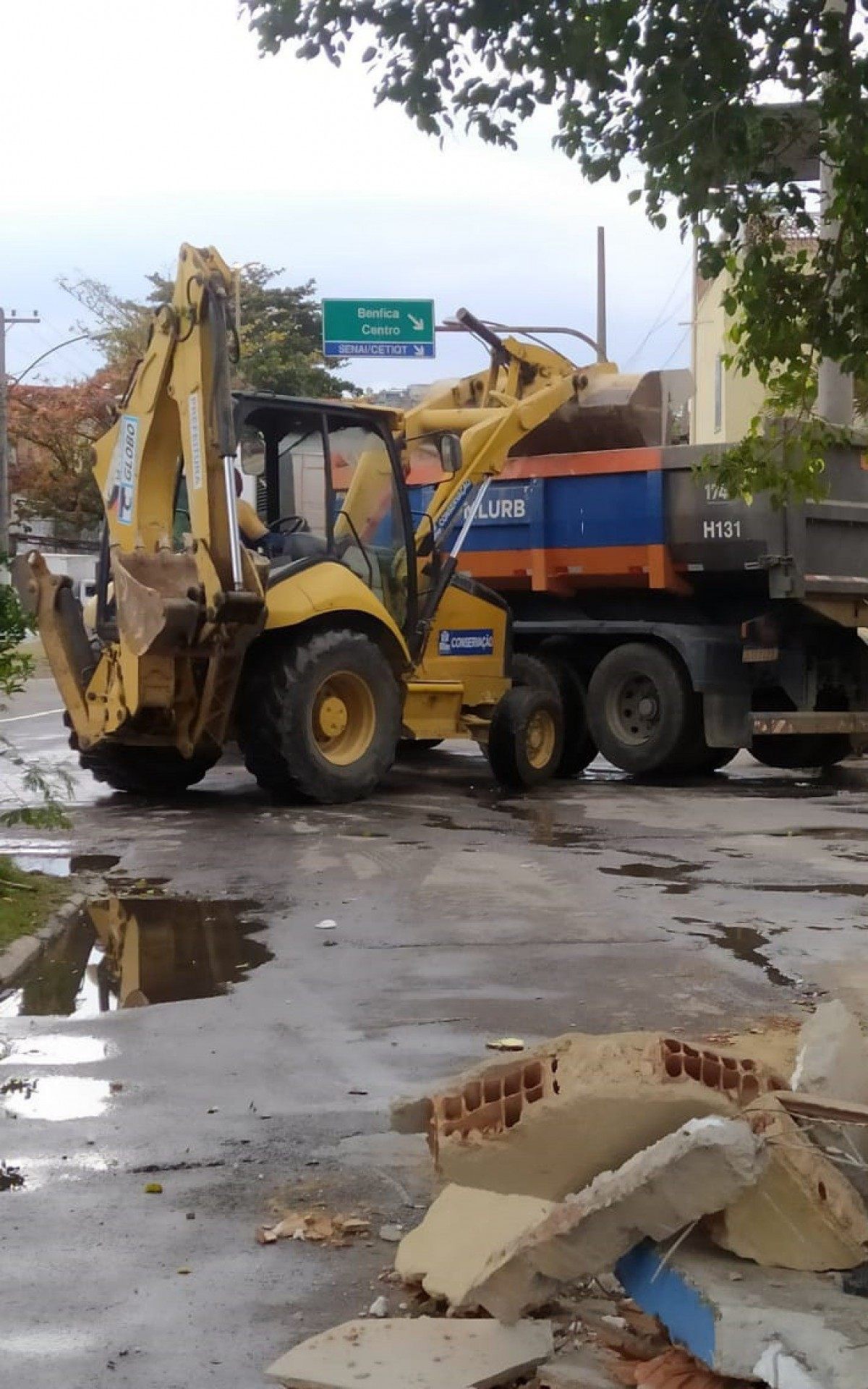 Equipes da Comlurb retiraram quatro caminhões de entulho da área
 - Divulgação/ Secretaria Municipal de Ordem Pública