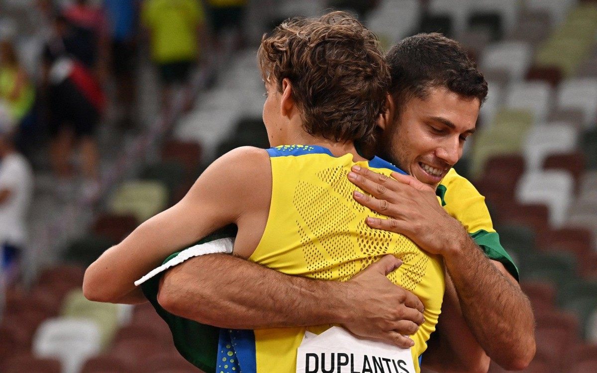 Gold medallist Sweden's Armand Duplantis (L) and bronze medallist Brazil's Thiago Braz celebrate after the men's pole vault final during the Tokyo 2020 Olympic Games at the Olympic Stadium in Tokyo on August 3, 2021. (Photo by Ben STANSALL / AFP) - AFP