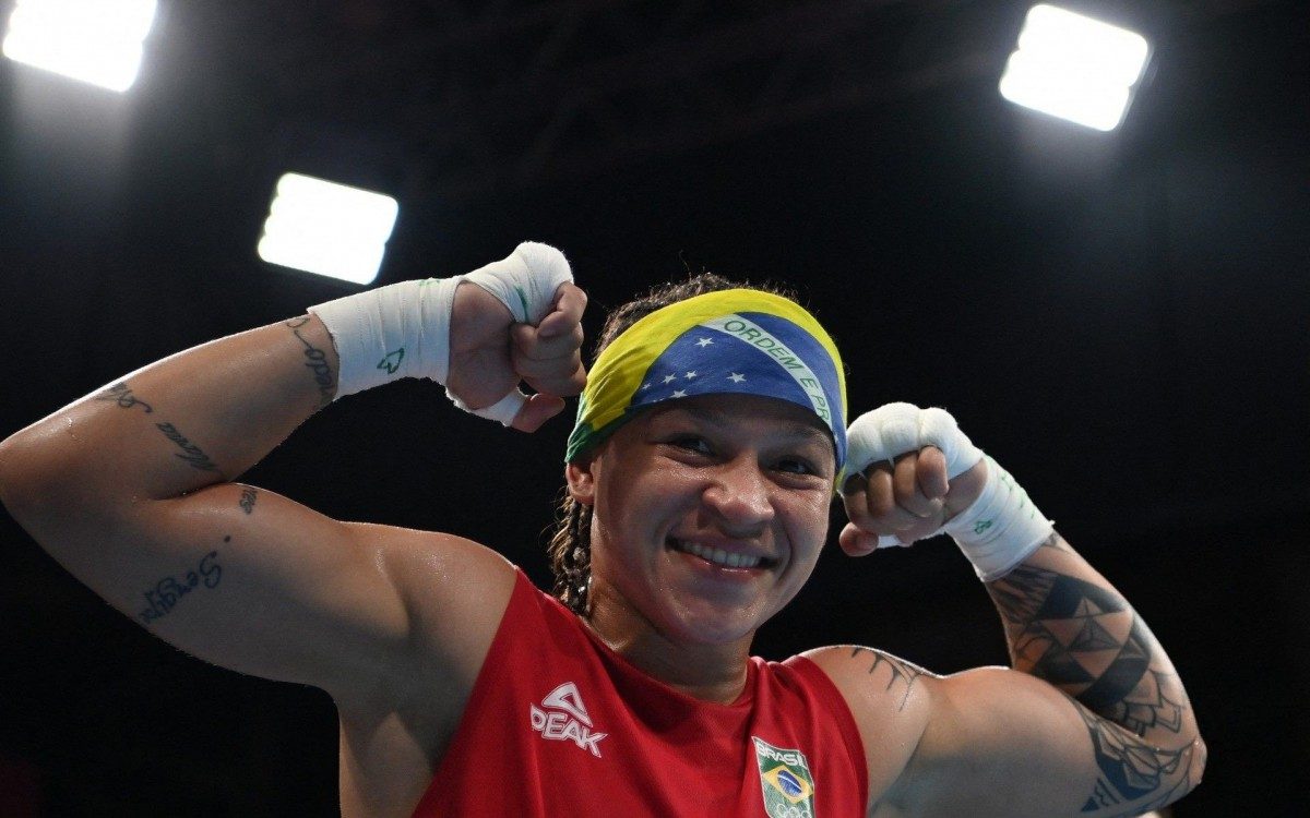 Brazil's Beatriz Ferreira (red) celebrates after winning against Uzbekistan's Raykhona Kodirova after their women's light (57-60kg) quarter-final boxing match during the Tokyo 2020 Olympic Games at the Kokugikan Arena in Tokyo on August 3, 2021. (Photo by Luis ROBAYO / POOL / AFP) - AFP