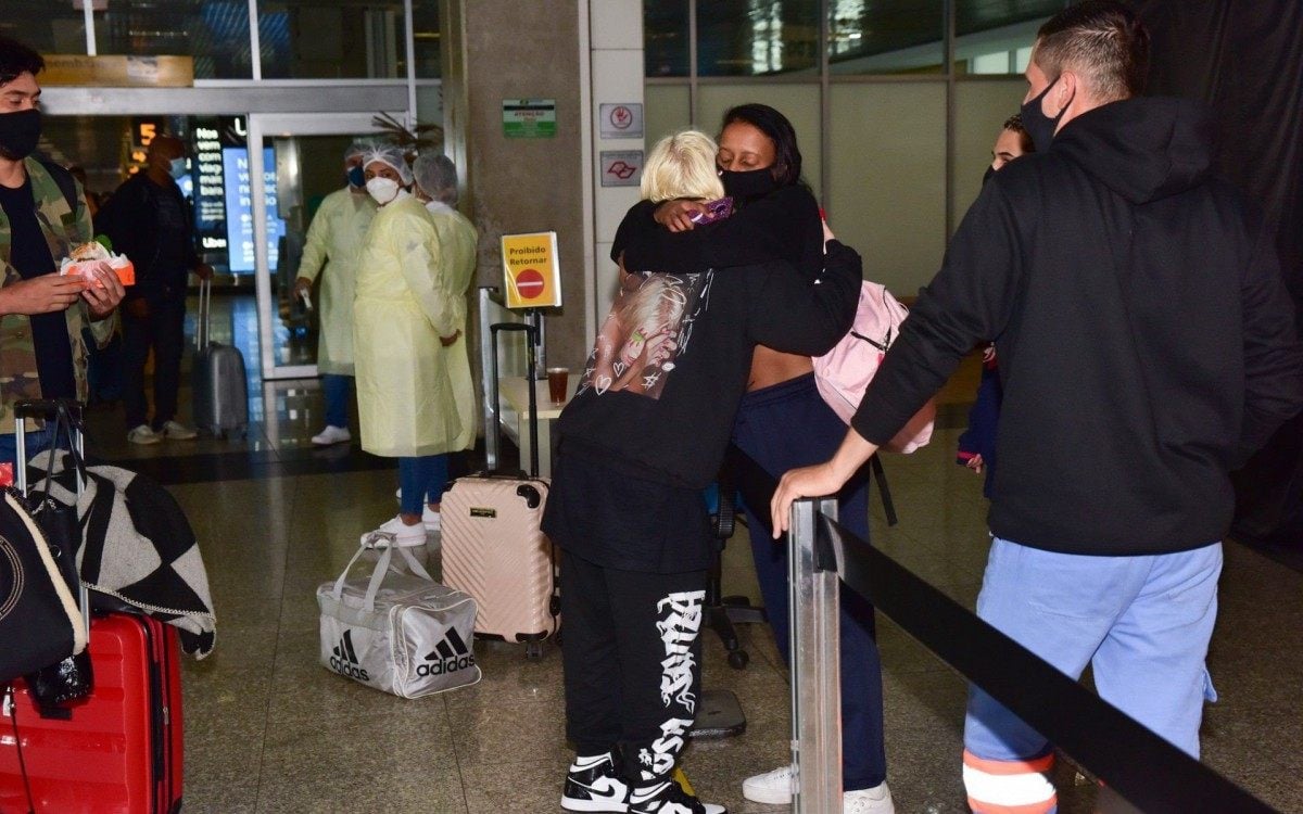 Luisa Sonsa desembarca no aeroporto de Congonhas, em São Paulo, nesta terça-feira - Ag. News