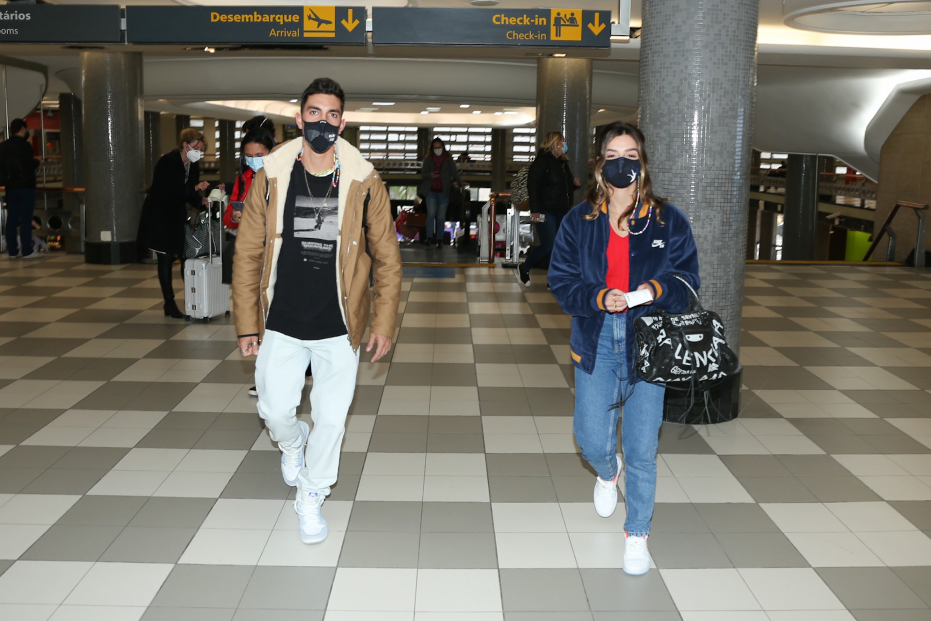 Giovanna Lancellotti e Gabriel David foram flagrados embarcando juntos em Congonhas  - Agnews
