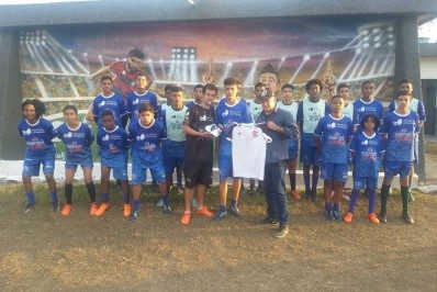Vídeo: Léo Moura autografa camisa e chuteira para atleta de Itaperuna do 