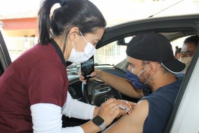 Quatis vacina pessoas com 32 anos nesta quarta-feira