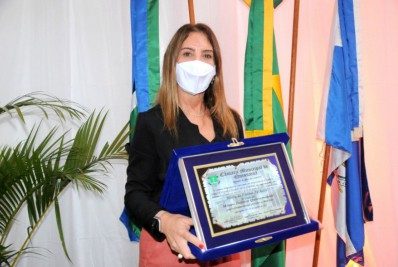 Prefeita de Quissamã recebe o título de Mérito Político concedido pela Câmara de Vereadores