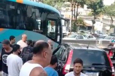 Motorista socorre motociclistas acidentados e atropela passageiros em ponto de ônibus no Coelho, em São Gonçalo