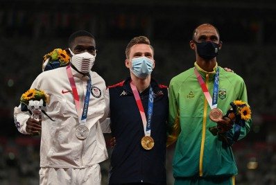 Alison foi o primeiro atleta do comitê brasileiro a prestar continência no pódio em Tóquio