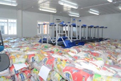 Escolas da rede municipal entregam cestas básicas e kits de limpeza