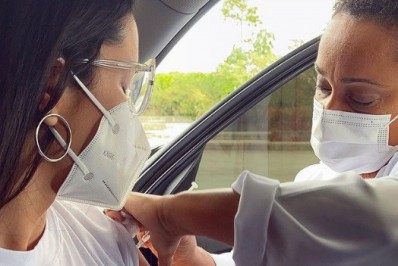 Juliette toma a vacina contra a covid-19: 'Chegou o meu momento'