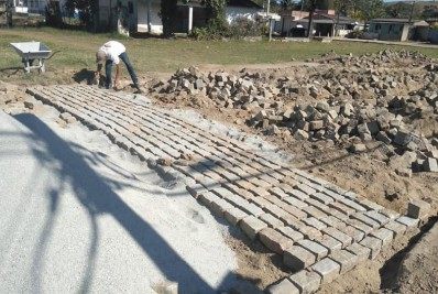 Calçamento no bairro Varginha, em Silva Jardim, recebe manutenção