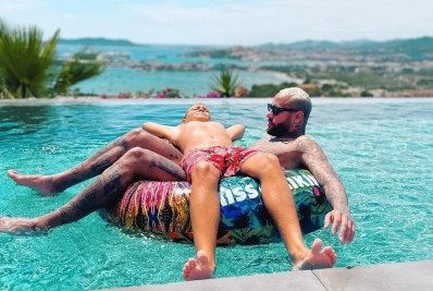 Neymar curte férias com o filho em Ibiza