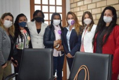 Politicas de proteção à mulher são debatidas com subsecretária estadual
