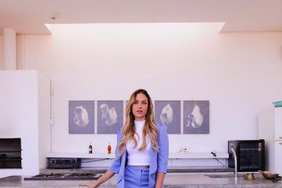 'Já vacinei', conta Sarah Andrade depois das críticas