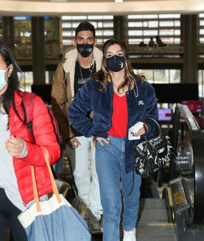 Giovanna Lancellotti e Gabriel David foram flagrados embarcando juntos em Congonhas  - Agnews