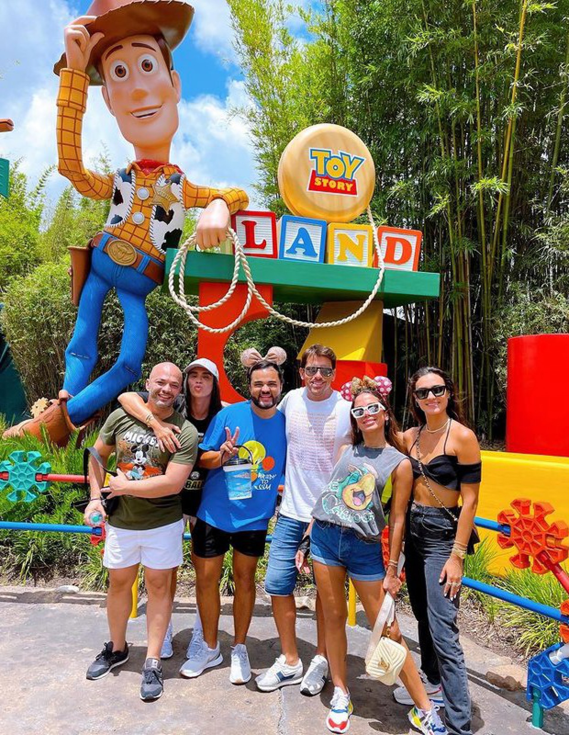 Anitta e amigos em Orlando - Reprodução/Instagram