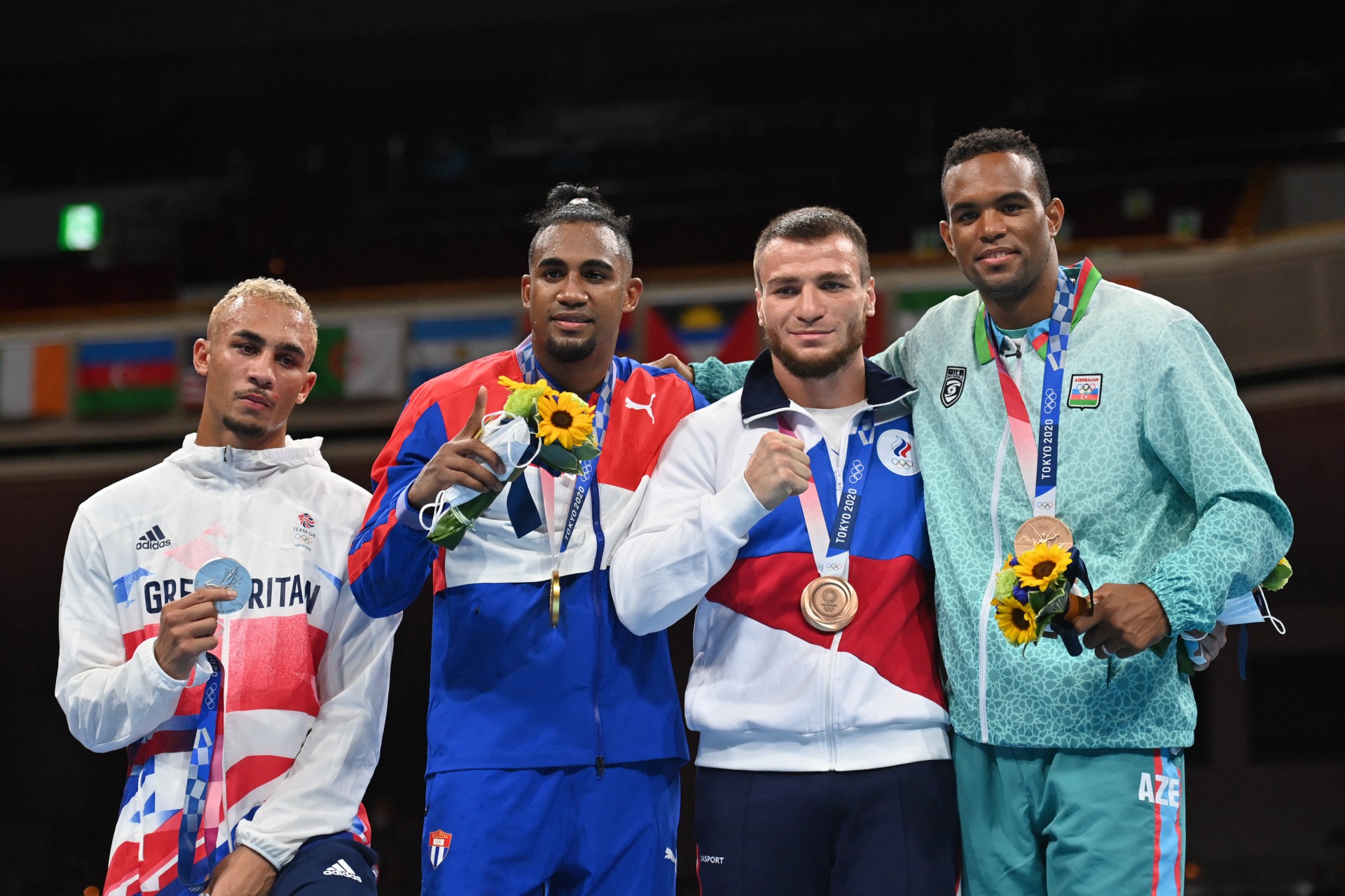 Insatisfeito, brit&acirc;nico do boxe n&atilde;o coloca medalha de prata no peito e guarda no bolso